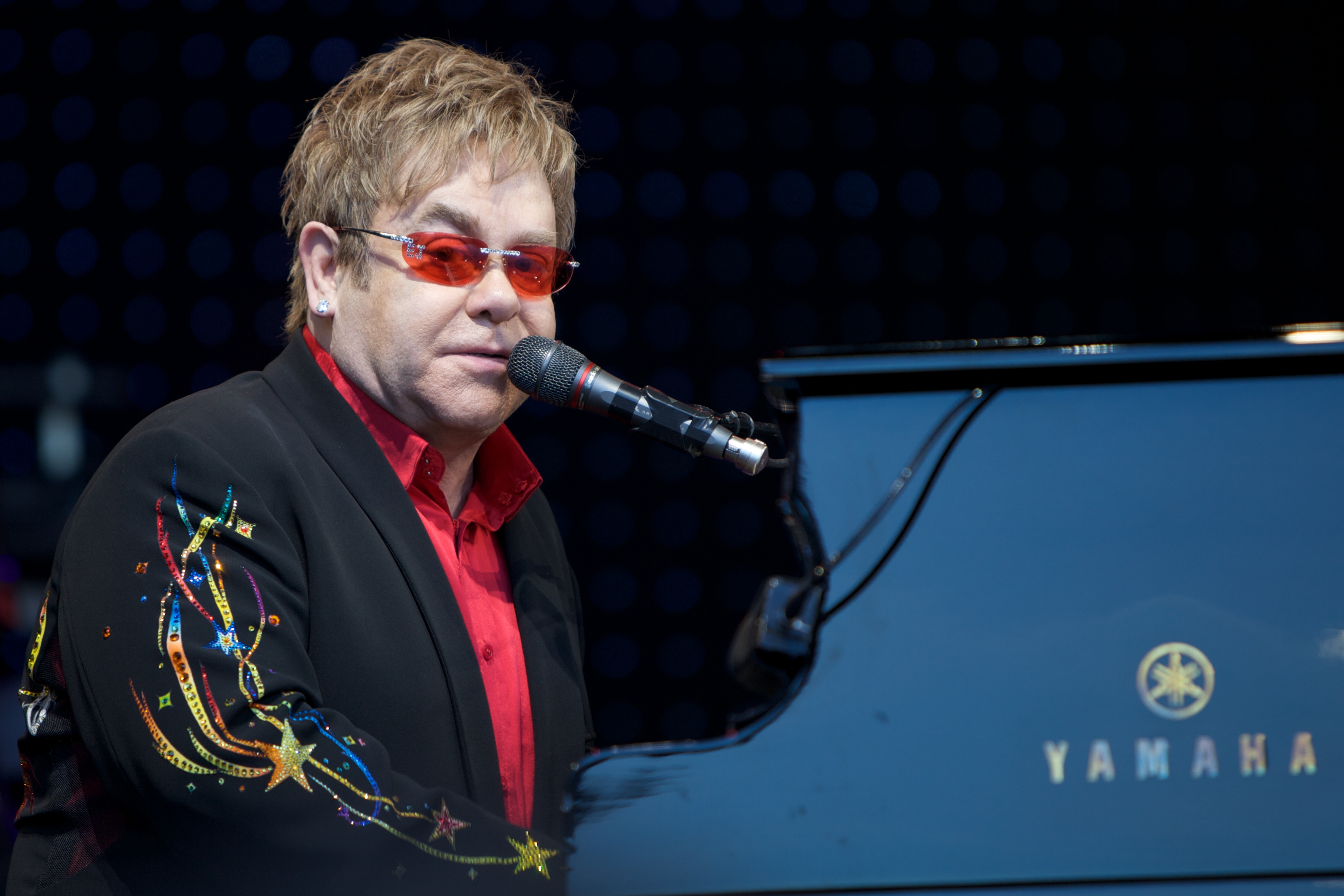 Elton John ~ IN THE GROOVE with Cindy Annis